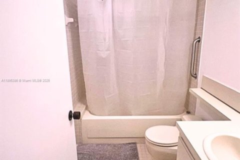 Снять в аренду кондоминиум в Ки-Бискейн, Флорида 2 спальни, 124.02м2, № 1947627 - фото 8