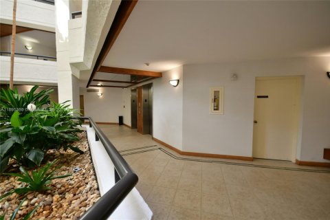 Снять в аренду кондоминиум в Ки-Бискейн, Флорида 2 спальни, 124.02м2, № 1947627 - фото 19