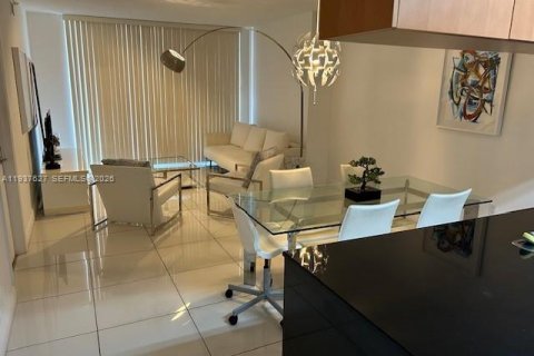 Condominio en alquiler en Miami, Florida, 1 dormitorio, 73.49 m2 № 1995531 - foto 3