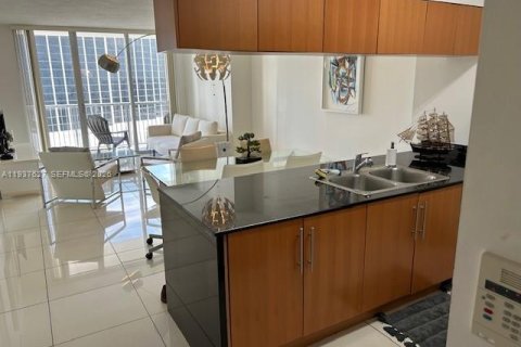 Condominio en alquiler en Miami, Florida, 1 dormitorio, 73.49 m2 № 1995531 - foto 4