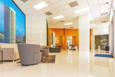 Condominio en alquiler en Miami, Florida, 1 dormitorio, 73.49 m2 № 1995531 - foto 2