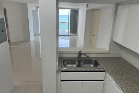 Condo in Miami Beach, Florida, 2 bedrooms  № 1922403 - photo 13