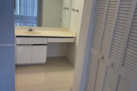 Condo in Miami Beach, Florida, 2 bedrooms  № 1922403 - photo 24
