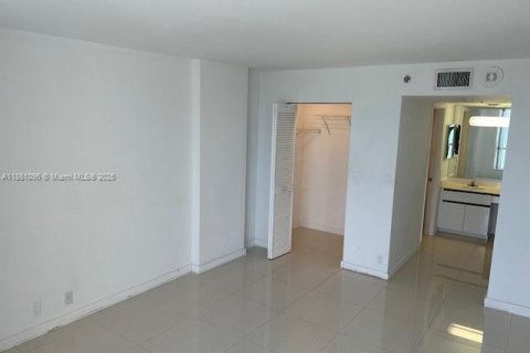 Condo in Miami Beach, Florida, 2 bedrooms  № 1922403 - photo 21