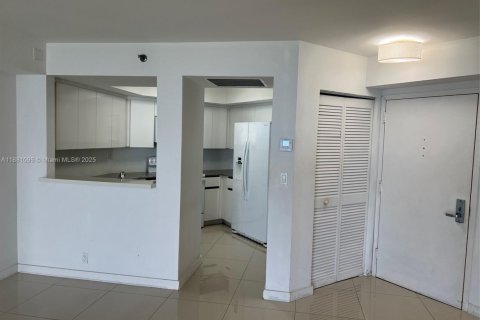 Condo in Miami Beach, Florida, 2 bedrooms  № 1922403 - photo 10