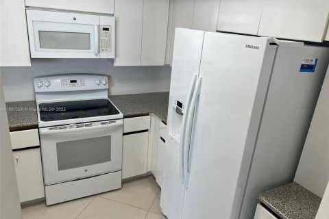 Condo in Miami Beach, Florida, 2 bedrooms  № 1922403 - photo 12