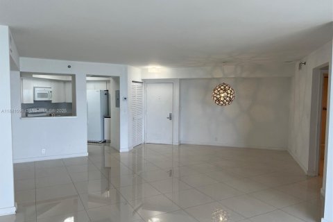 Condo in Miami Beach, Florida, 2 bedrooms  № 1922403 - photo 9