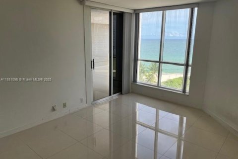 Condo in Miami Beach, Florida, 2 bedrooms  № 1922403 - photo 20