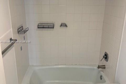 Condo in Miami Beach, Florida, 2 bedrooms  № 1922403 - photo 15