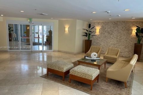 Condo in Miami Beach, Florida, 2 bedrooms  № 1922403 - photo 28