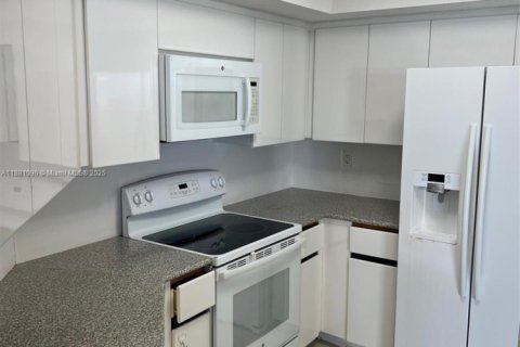 Condo in Miami Beach, Florida, 2 bedrooms  № 1922403 - photo 11