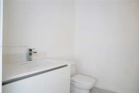 Condo in Miami, Florida, 1 bedroom  № 1945383 - photo 7
