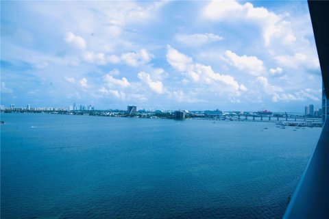Condo in Miami, Florida, 1 bedroom  № 1945383 - photo 15