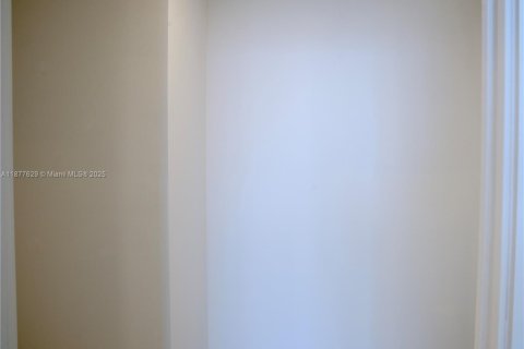 Condo in Miami, Florida, 1 bedroom  № 1945383 - photo 13