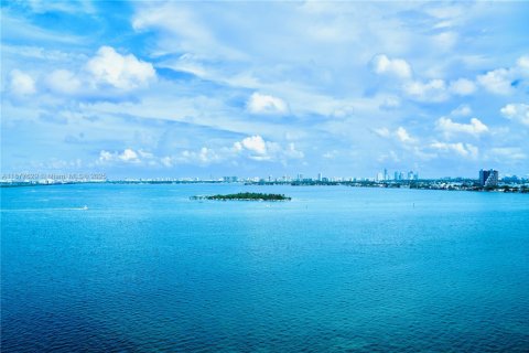 Condo in Miami, Florida, 1 bedroom  № 1945383 - photo 1