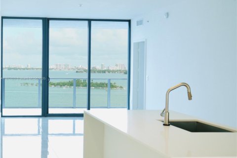 Condo in Miami, Florida, 1 bedroom  № 1945383 - photo 2