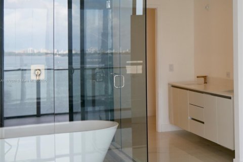 Condo in Miami, Florida, 1 bedroom  № 1945383 - photo 11