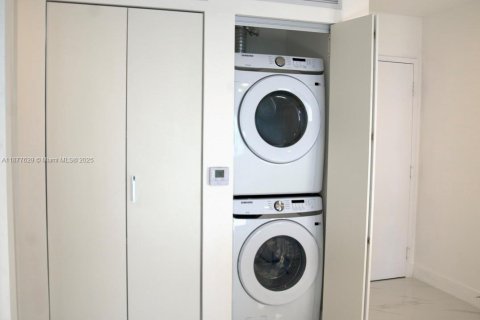 Condo in Miami, Florida, 1 bedroom  № 1945383 - photo 5