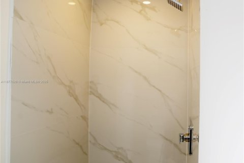 Condo in Miami, Florida, 1 bedroom  № 1945383 - photo 8