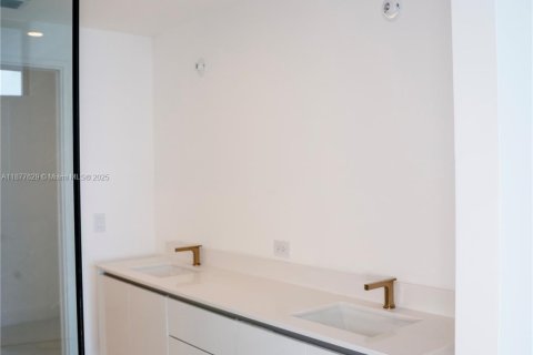 Condo in Miami, Florida, 1 bedroom  № 1945383 - photo 12