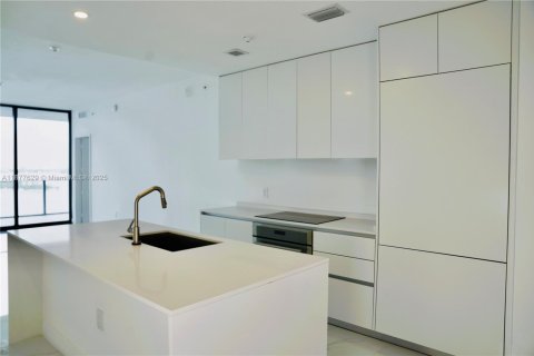 Condo in Miami, Florida, 1 bedroom  № 1945383 - photo 4