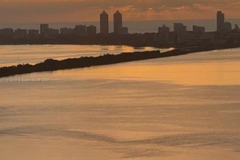 Copropriété à louer à Miami, Floride: 3 chambres № 1968457 - photo 2