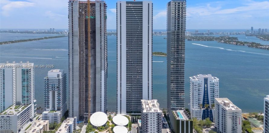 Condo à Miami, Floride, 3 chambres № 1968457