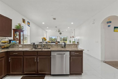House in Tampa, Florida 4 bedrooms, 203.92 sq.m. № 2212062 - photo 21