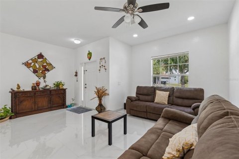 House in Tampa, Florida 4 bedrooms, 203.92 sq.m. № 2212062 - photo 11