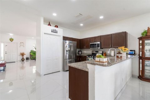 House in Tampa, Florida 4 bedrooms, 203.92 sq.m. № 2212062 - photo 18