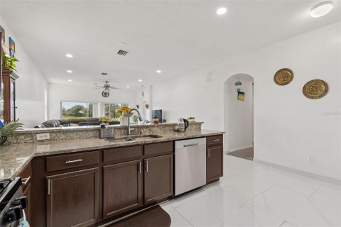 House in Tampa, Florida 4 bedrooms, 203.92 sq.m. № 2212062 - photo 20