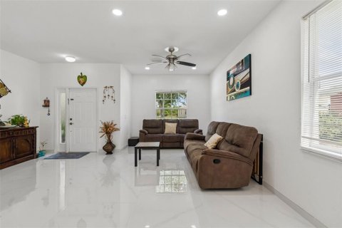 House in Tampa, Florida 4 bedrooms, 203.92 sq.m. № 2212062 - photo 10