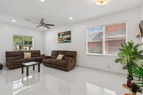 House in Tampa, Florida 4 bedrooms, 203.92 sq.m. № 2212062 - photo 13