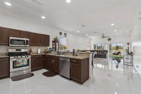 House in Tampa, Florida 4 bedrooms, 203.92 sq.m. № 2212062 - photo 16