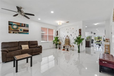 House in Tampa, Florida 4 bedrooms, 203.92 sq.m. № 2212062 - photo 8