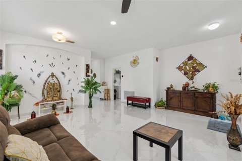 House in Tampa, Florida 4 bedrooms, 203.92 sq.m. № 2212062 - photo 12
