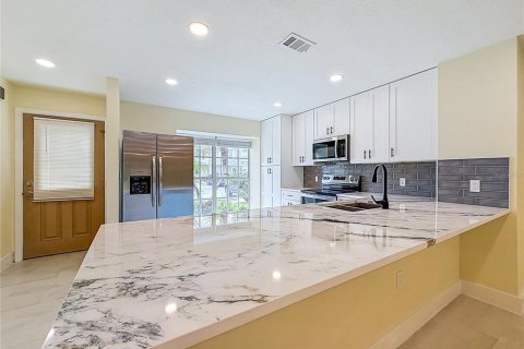 Touwnhouse à louer à Tampa, Floride: 2 chambres, 112.97 m2 № 2394181 - photo 2