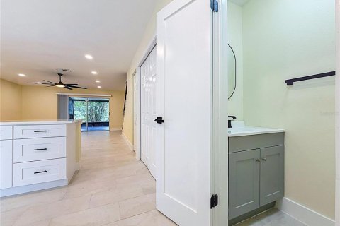 Touwnhouse à louer à Tampa, Floride: 2 chambres, 112.97 m2 № 2394181 - photo 12