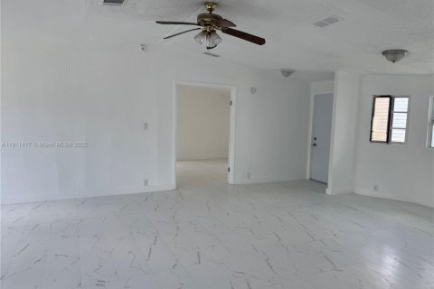 Apartment in Miami, Florida 4 bedrooms, 157 sq.m. № 1967301 - photo 9