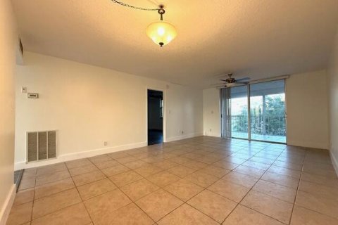 Condo in Deerfield Beach, Florida, 2 bedrooms № 2082665 - photo 27