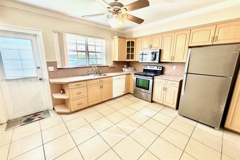 Villa ou maison à louer à Hallandale Beach, Floride: 2 chambres, 112.23 m2 № 1989300 - photo 1