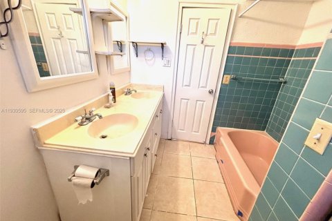 Villa ou maison à louer à Hallandale Beach, Floride: 2 chambres, 112.23 m2 № 1989300 - photo 7