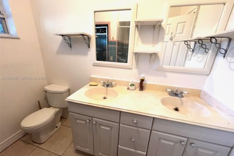 Villa ou maison à louer à Hallandale Beach, Floride: 2 chambres, 112.23 m2 № 1989300 - photo 2
