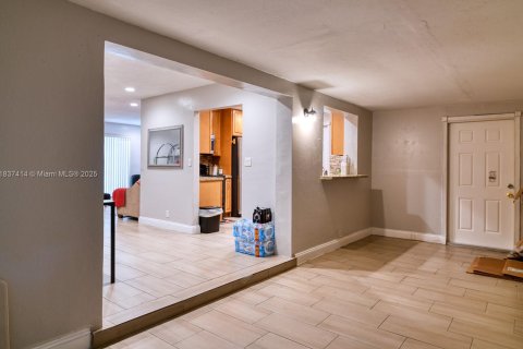 House in Lauderhill, Florida 2 bedrooms, 110.55 sq.m. № 1830136 - photo 8