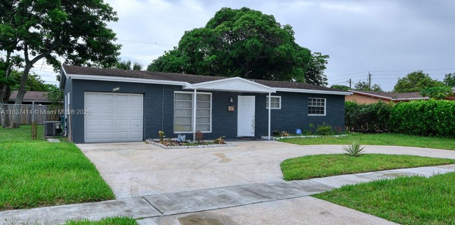 House in Lauderhill, Florida 2 bedrooms, 110.55 sq.m. № 1830136