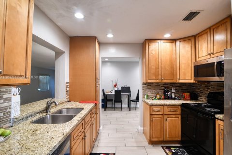 House in Lauderhill, Florida 2 bedrooms, 110.55 sq.m. № 1830136 - photo 11