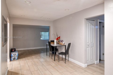 House in Lauderhill, Florida 2 bedrooms, 110.55 sq.m. № 1830136 - photo 5