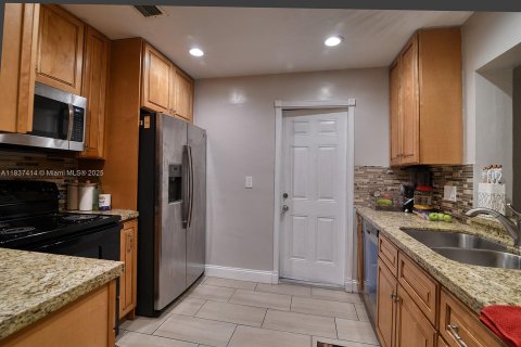 House in Lauderhill, Florida 2 bedrooms, 110.55 sq.m. № 1830136 - photo 12