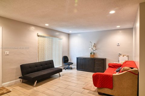 House in Lauderhill, Florida 2 bedrooms, 110.55 sq.m. № 1830136 - photo 3