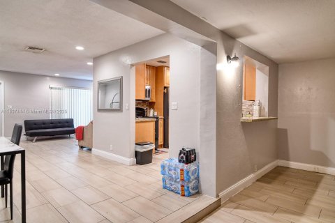 House in Lauderhill, Florida 2 bedrooms, 110.55 sq.m. № 1830136 - photo 10
